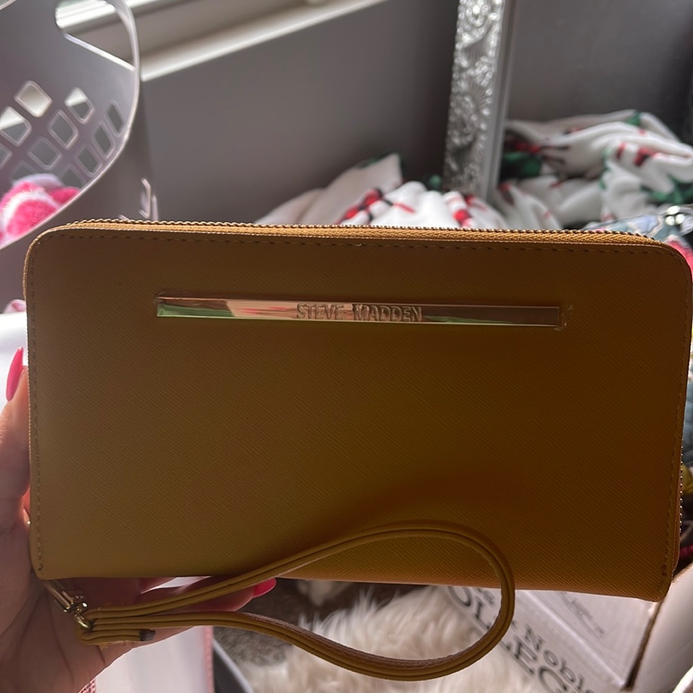 Steve Madden Wristlet